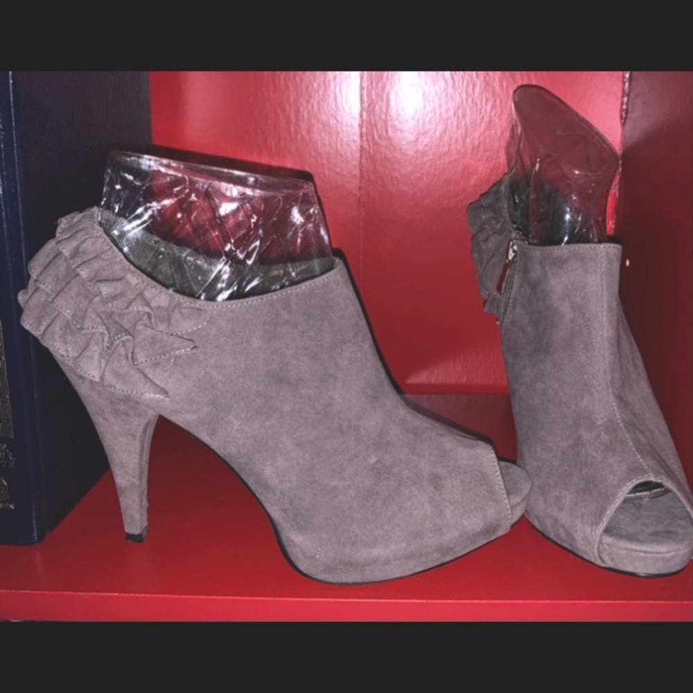 Dollhouse Suede High Heel Bootie Shoes, Gray, 10, Like New